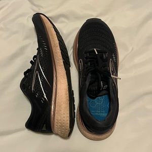 9.5 Brooks Glycerin 19 Running Shoe in Navy